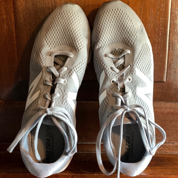 Like New! New Balance athletic shoes size 10 - Picture 1 of 5